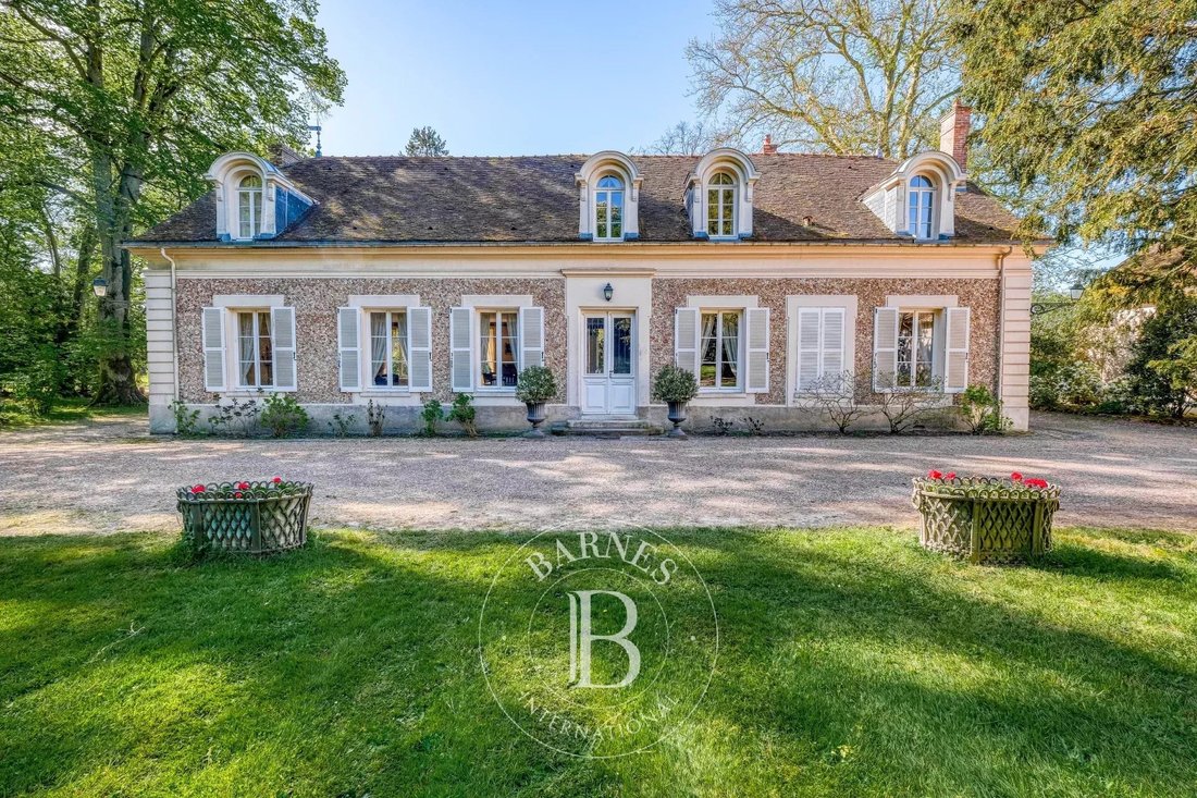Estate in Nangis, Ile-de-France, France 1 - 17728127