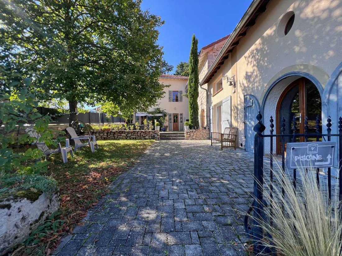 Estate in Renaison, Auvergne-Rhône-Alpes, France 1 - 17727688