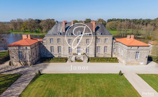 château à Montaigu-Vendée, Pays de la Loire, France 1