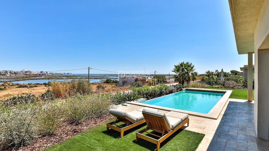 Villa in Faro (Se e Sao Pedro), Algarve, Portugal 1 - 17729622