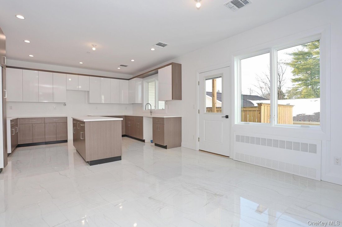 Condo in Spring Valley, New York, United States 5 - 17728459