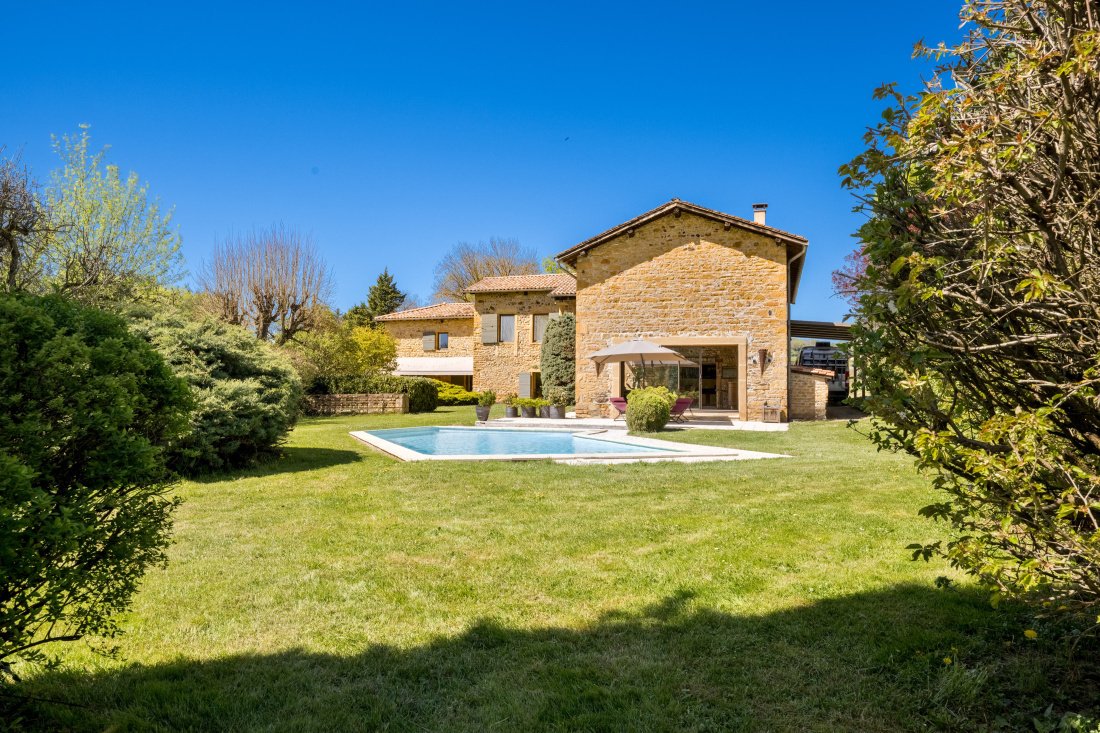 Estate in Theize, Auvergne-Rhône-Alpes, France 1 - 17727457
