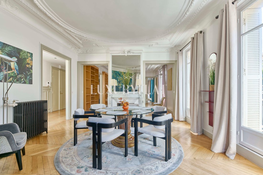 Apartment in Triangle d'Or, Paris 8e Arrondissement, Paris 2 - 17727412