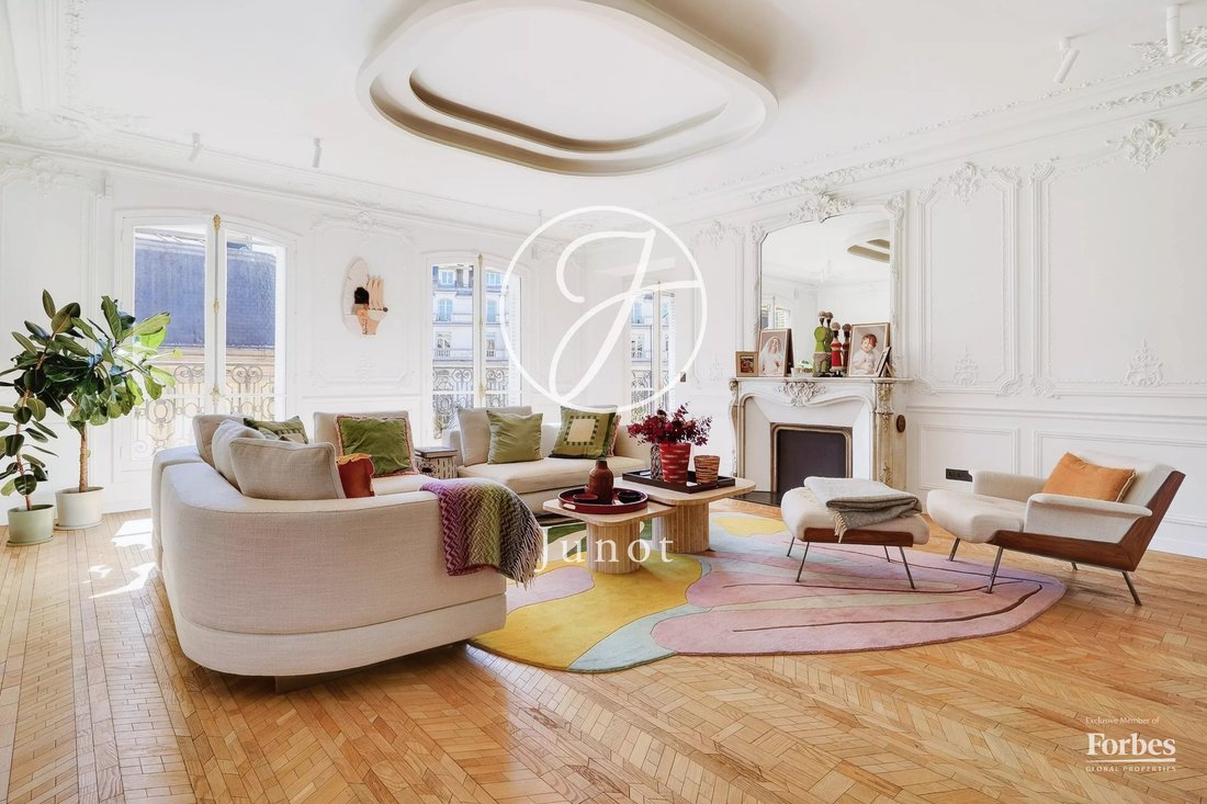Apartment in Triangle d'Or, Paris 8e Arrondissement, Paris 1 - 17671418