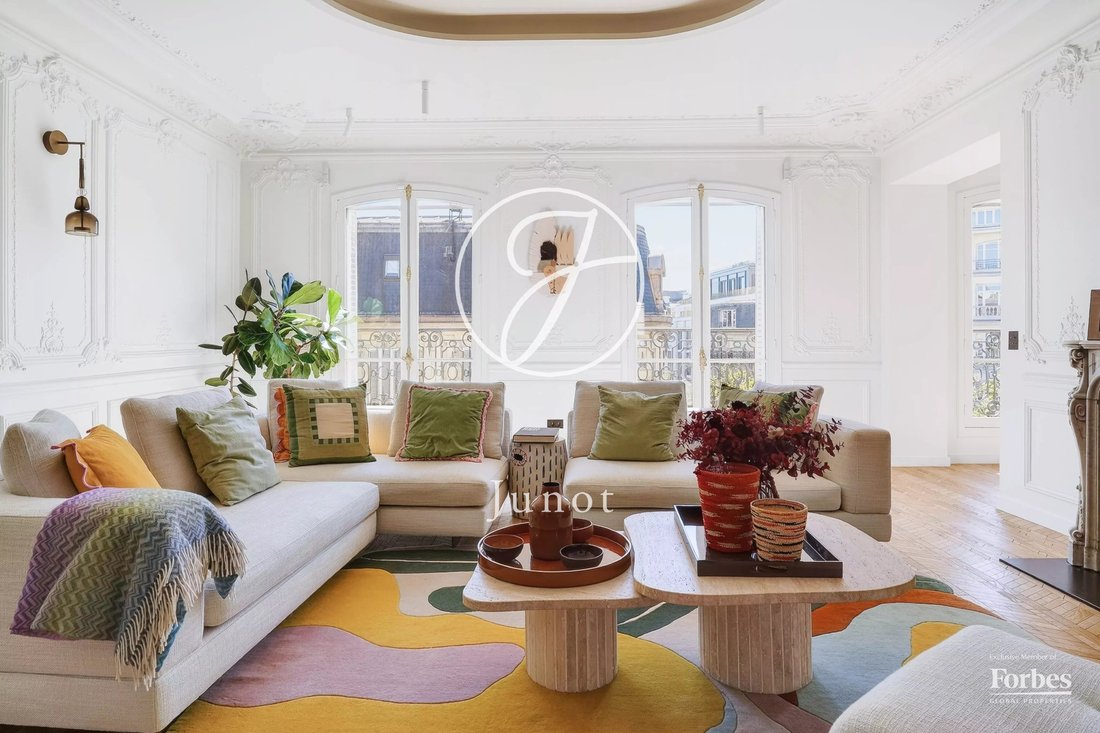 Apartment in Triangle d'Or, Paris 8e Arrondissement, Paris 2 - 17671418