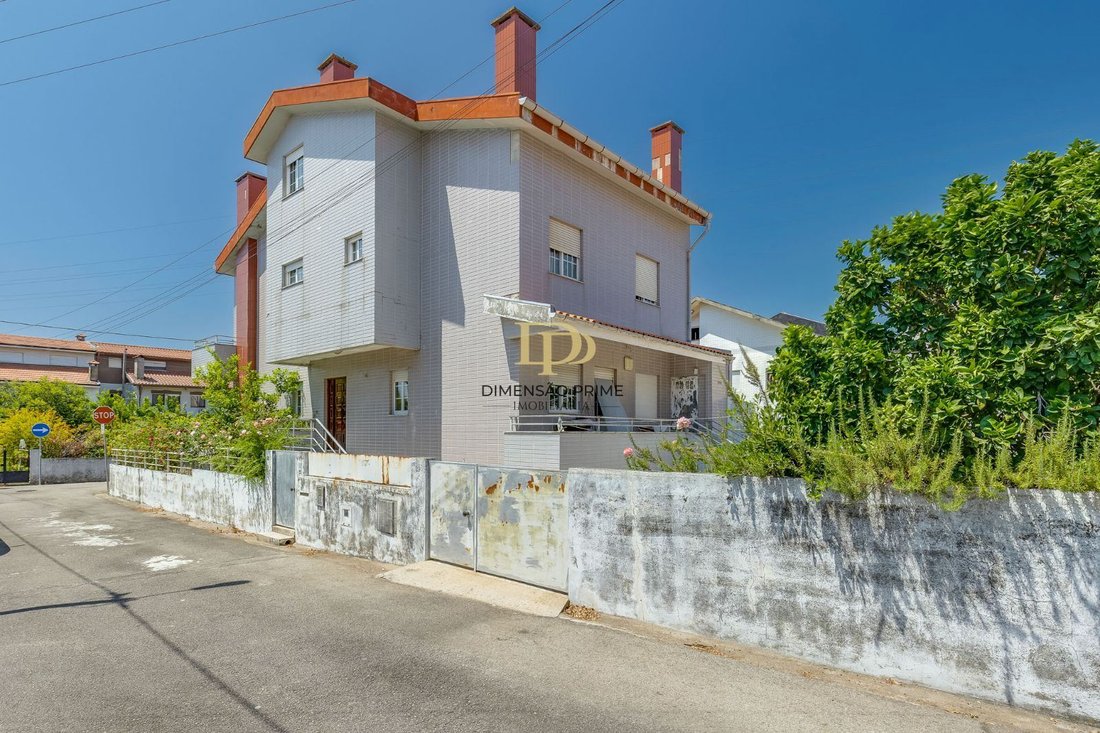 Townhouse in Custoias, Leca do Balio e Guifoes, Porto District, Portugal 1 - 17725248