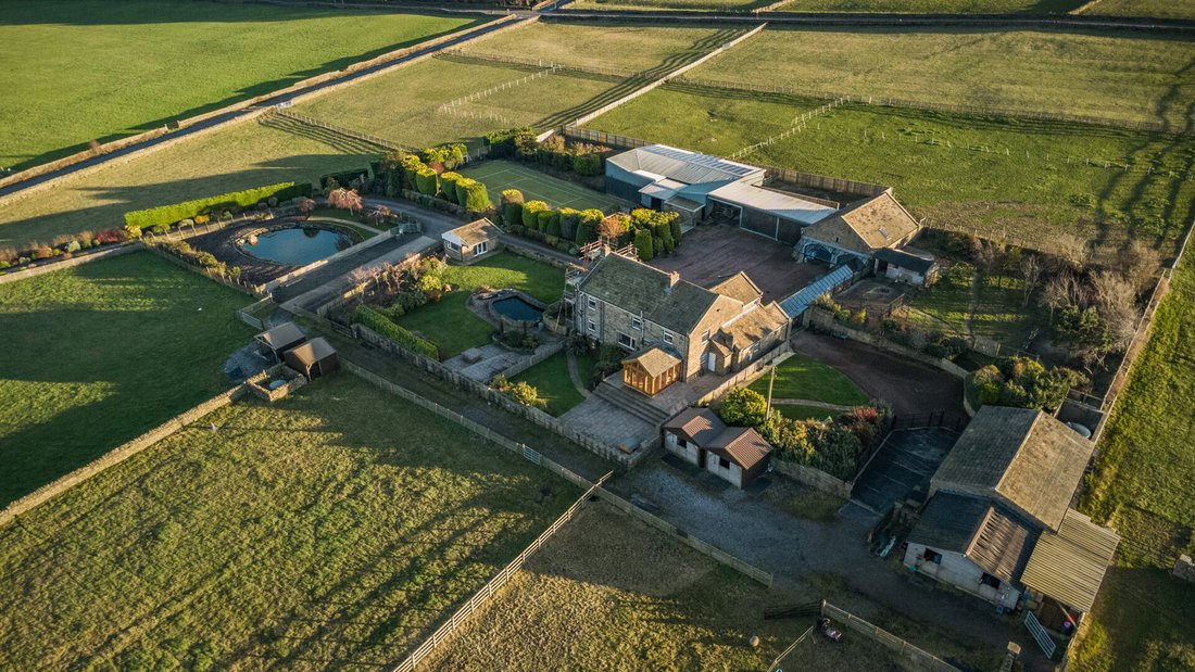 Farm Ranch in Meltham, England 1 - 16882253