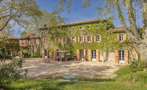 château à Vénéjan, Occitanie, France 1