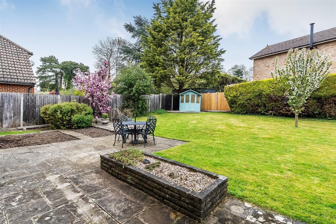 House in Surrey, England 5 - 17734551