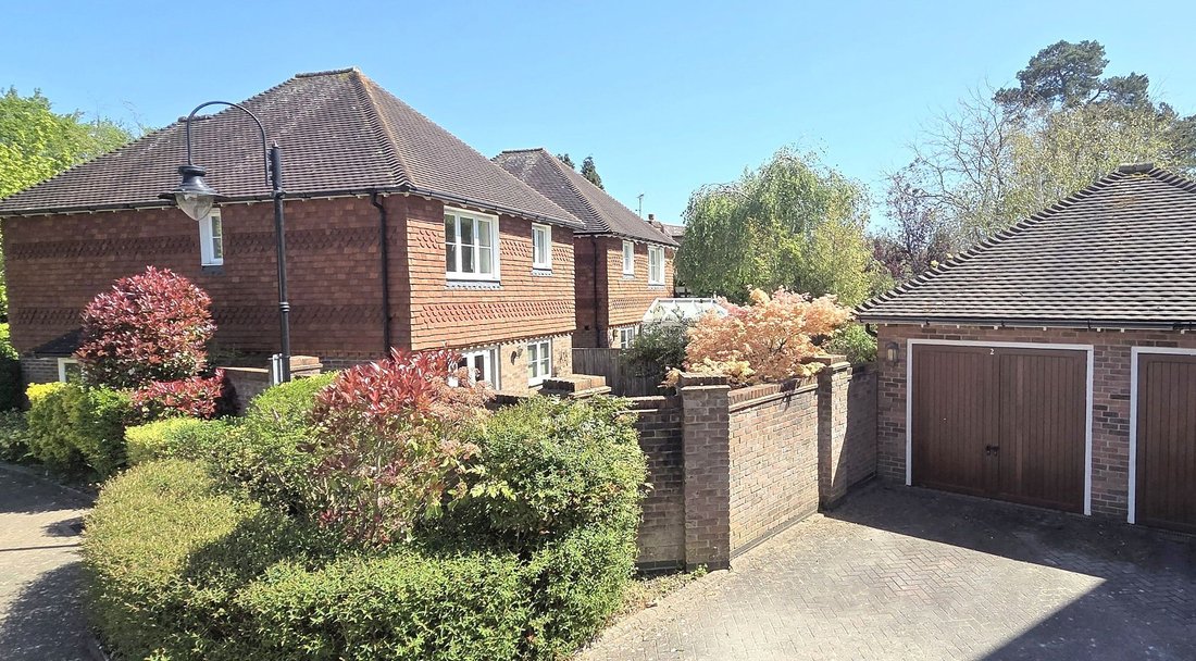 House in Walstead, Copthorne, England 2 - 17377190