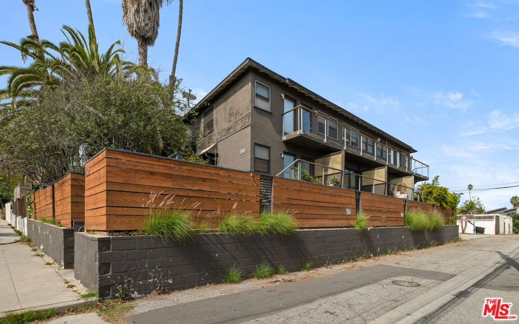 Los Angeles, California, United States 2 - 17734362