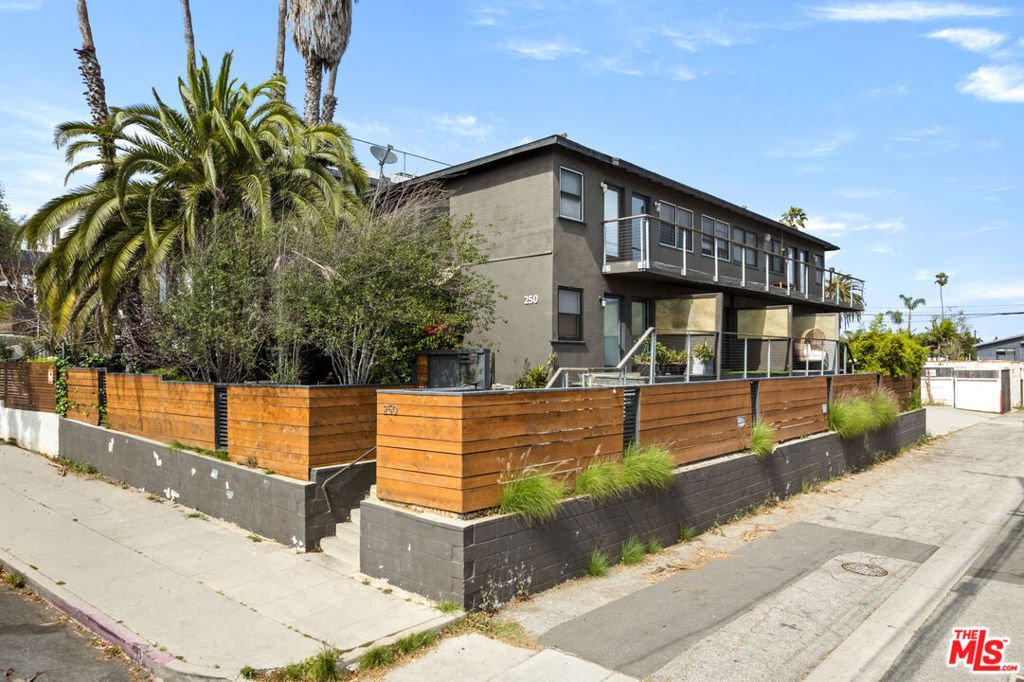 Los Angeles, California, United States 1 - 17734362