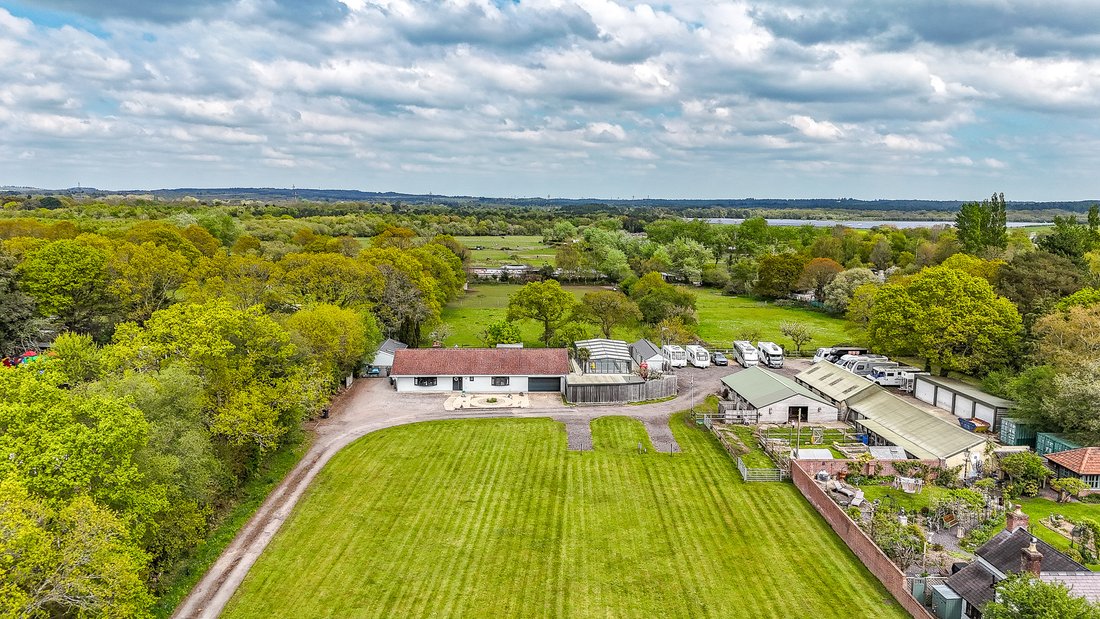 Bungalow in Ringwood, England 1 - 17484389