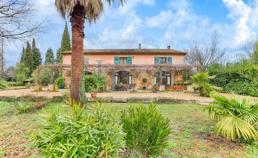 Country House in Saint-Rémy-de-Provence, Provence-Alpes-Côte d'Azur, France 1