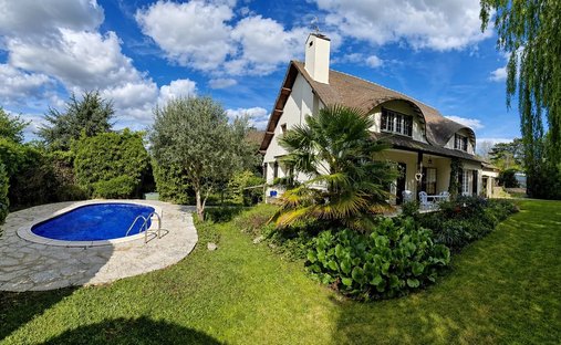 House in Sud, Chambourcy, France 1