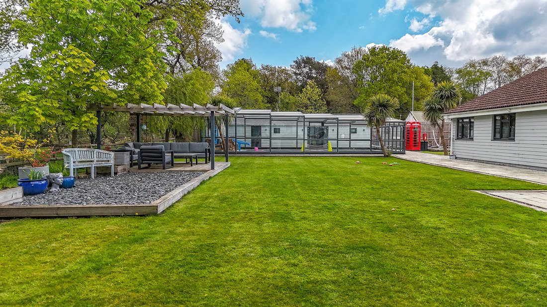 Bungalow in Ringwood, England 5 - 17484389