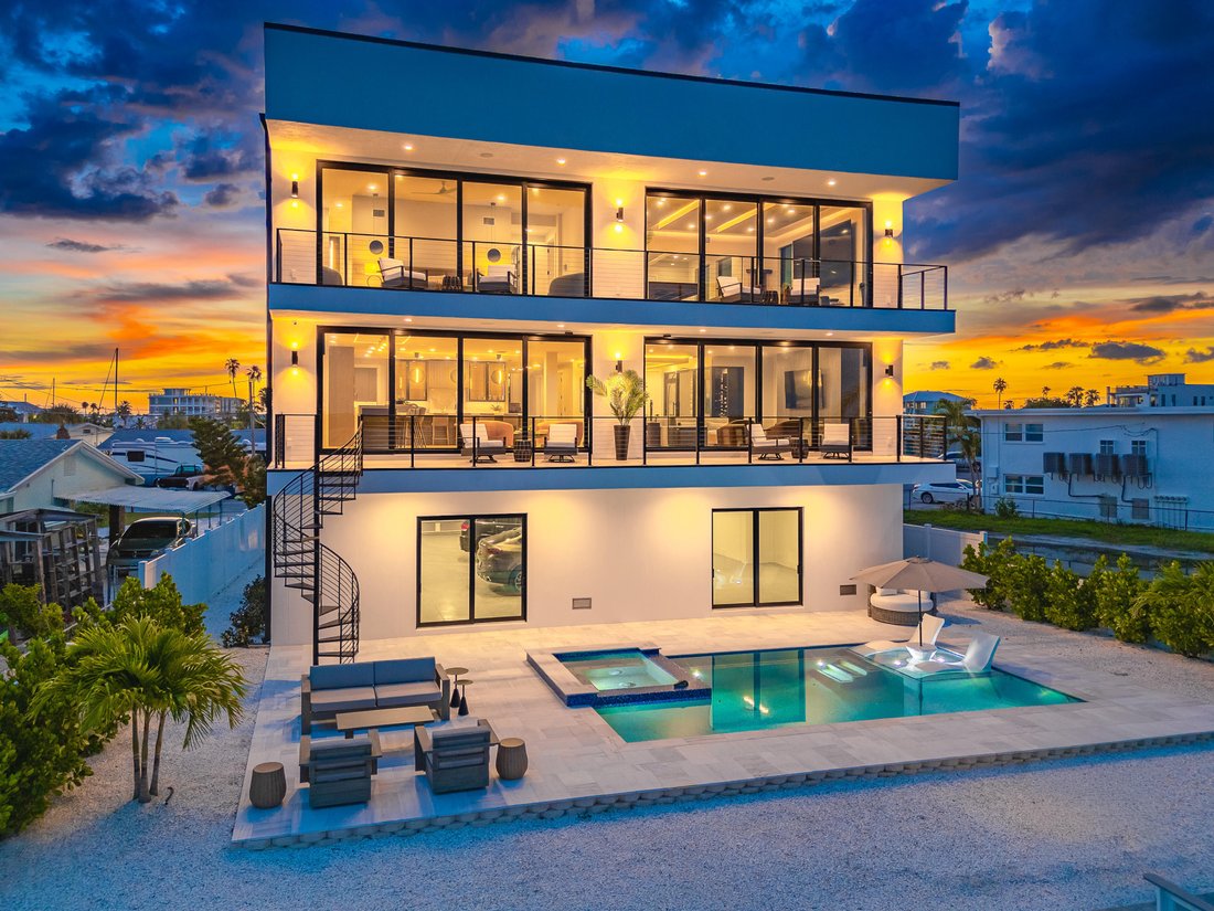 House in Madeira Beach, Florida, United States 1 - 17735555