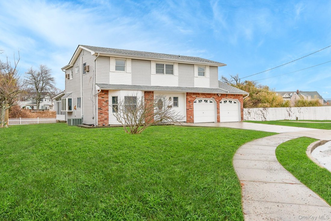 House in Lindenhurst, New York, United States 1 - 17738637