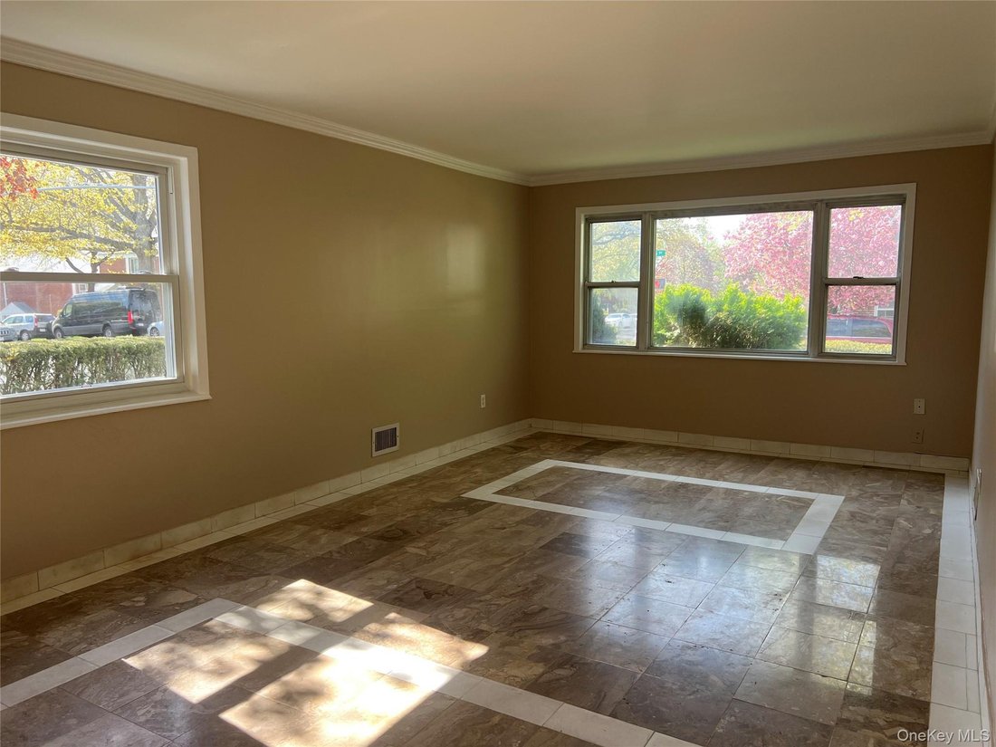 16 05 Bell Boulevard, 1st Floor Bayside, In New York, New York, United ...