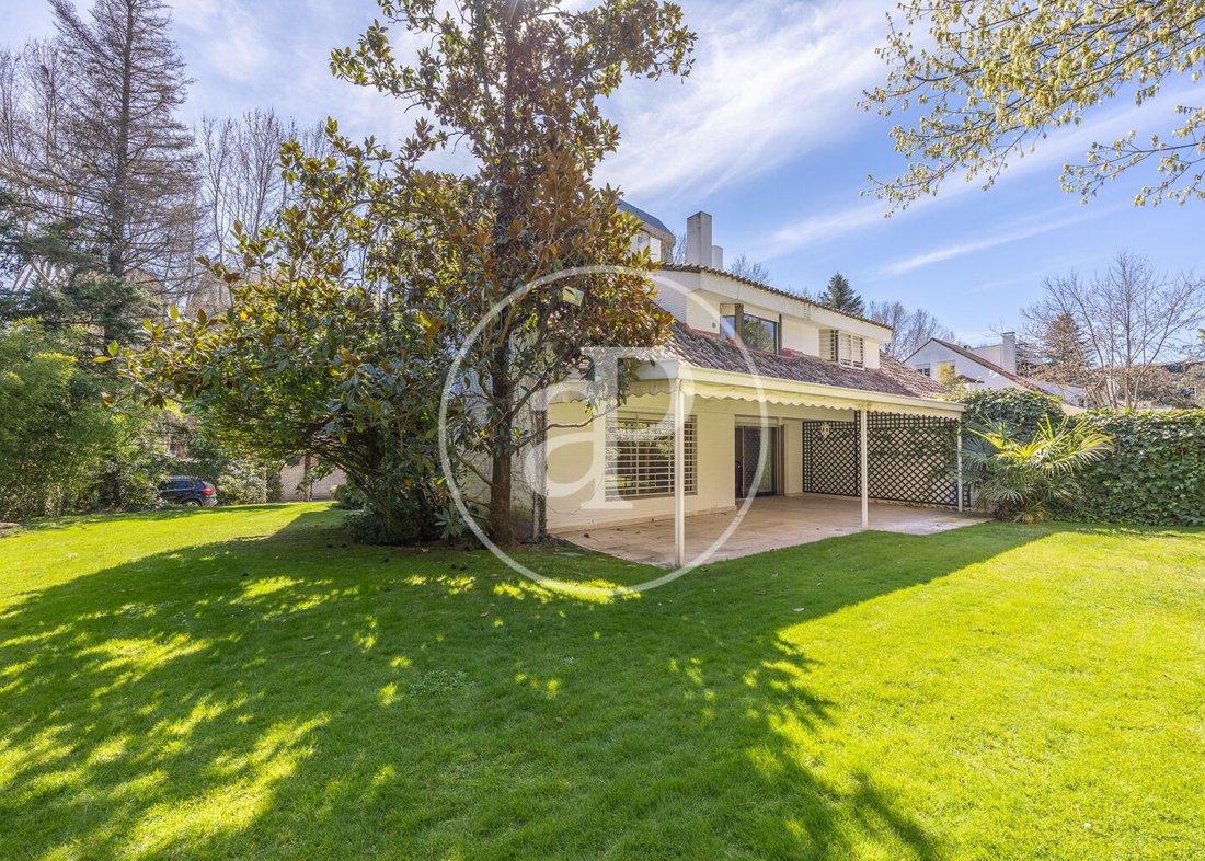 Villa in Fuencarral-El Pardo, Madrid, Spain 1 - 17735973