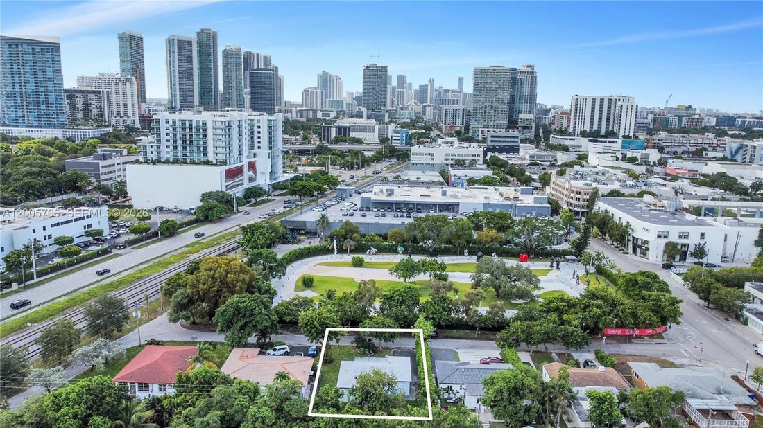 House in Miami, Florida, United States 4 - 17736342