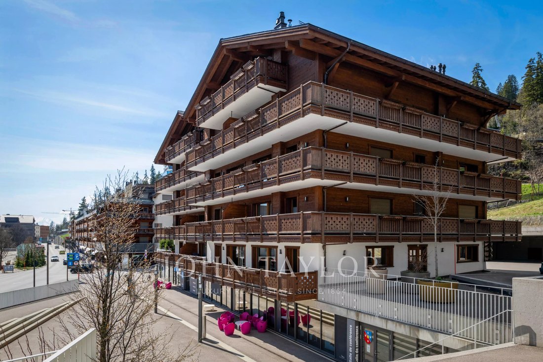 In The Heart Of Montana, A Spacious, Modern 4 Bedroom Flat With A Large Balcony And Parking