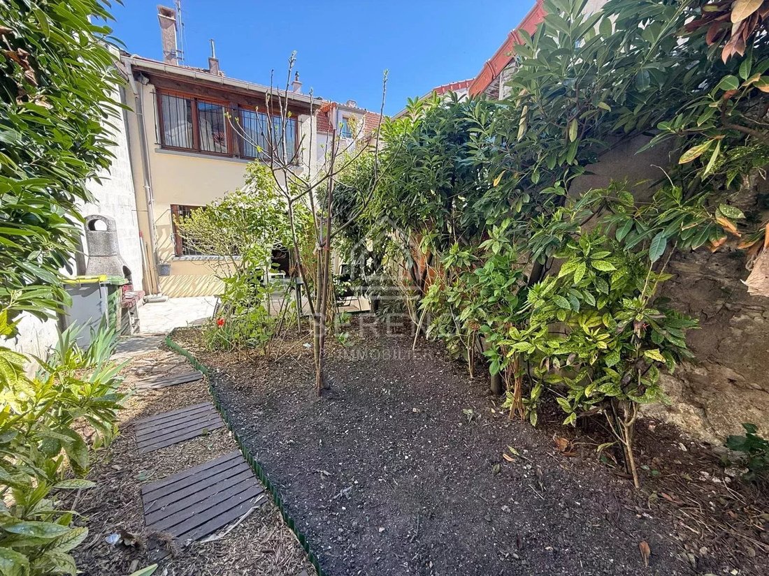House in Fontenay-sous-Bois, Ile-de-France, France 1 - 17735696