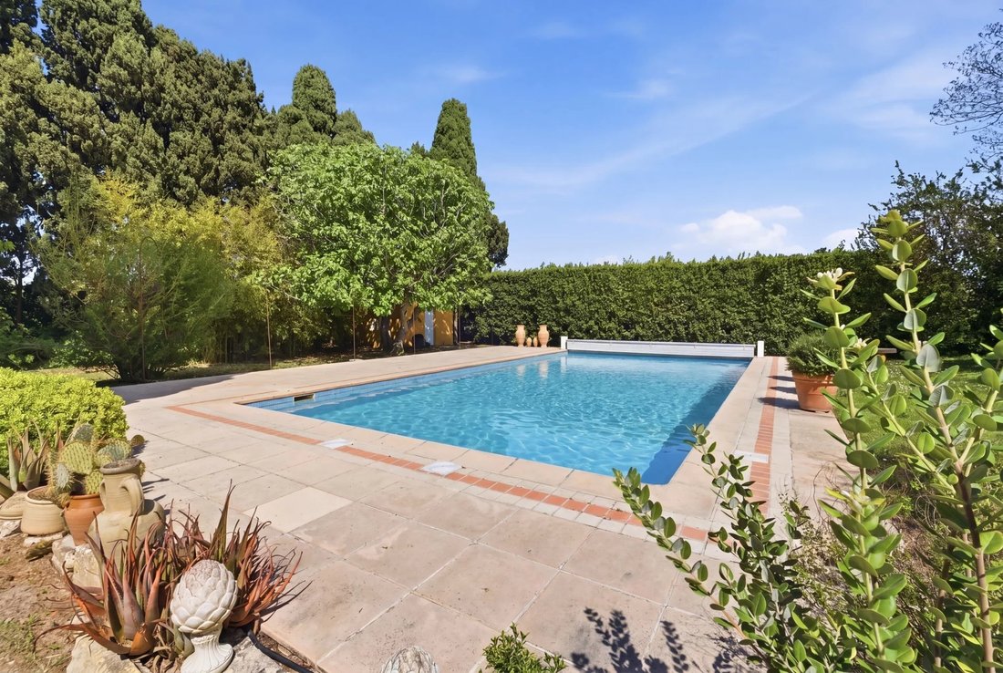 Country House in Arles, Provence-Alpes-Côte d'Azur, France 2 - 17735892