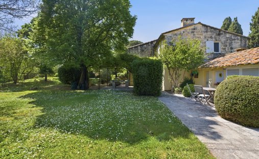 Country House in Arles, Provence-Alpes-Côte d'Azur, France 1