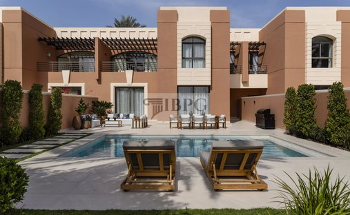 Villa in Rabdan, Abu Dhabi Emirate, United Arab Emirates 1