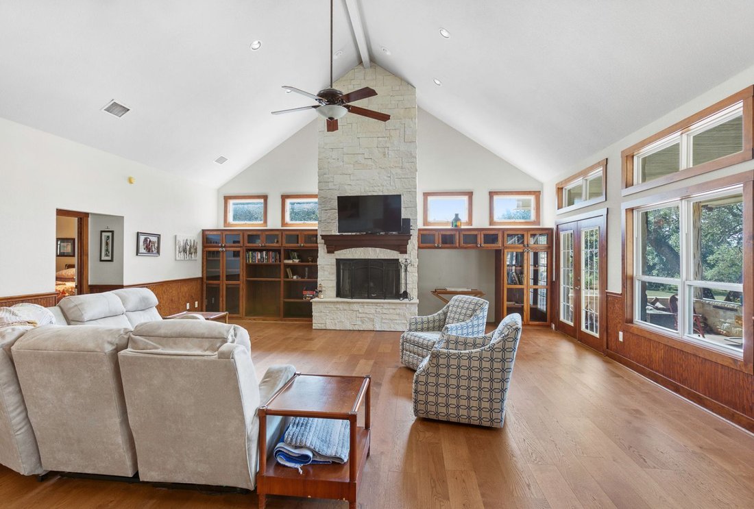 Farm Ranch in Florence, Texas, United States 3 - 17736432
