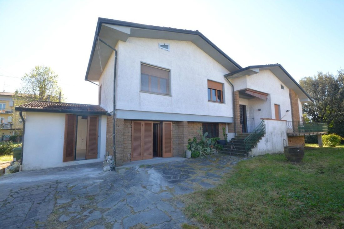 Villa in San Concordio, Lucca, Italy 1 - 17737366
