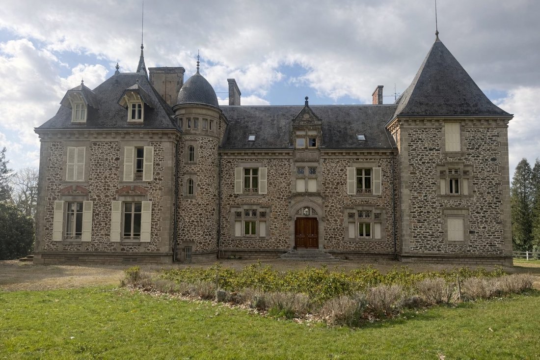 Chateau in Saint-Jean-Ligoure, Nouvelle-Aquitaine, France 1 - 17739763