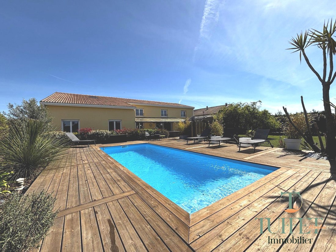 House in Saint-Sulpice-de-Royan, Nouvelle-Aquitaine, France 1 - 17566857