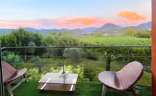 Estate in Ouest Sud, Vaison-la-Romaine, France 1