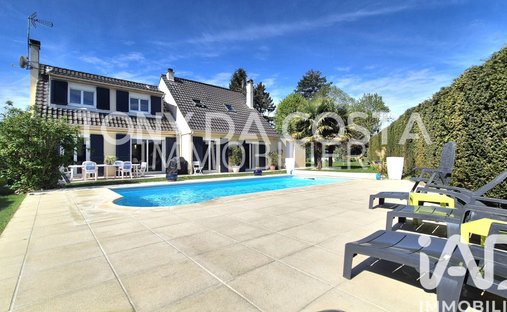 House in Nord Est, Lesigny, France 1