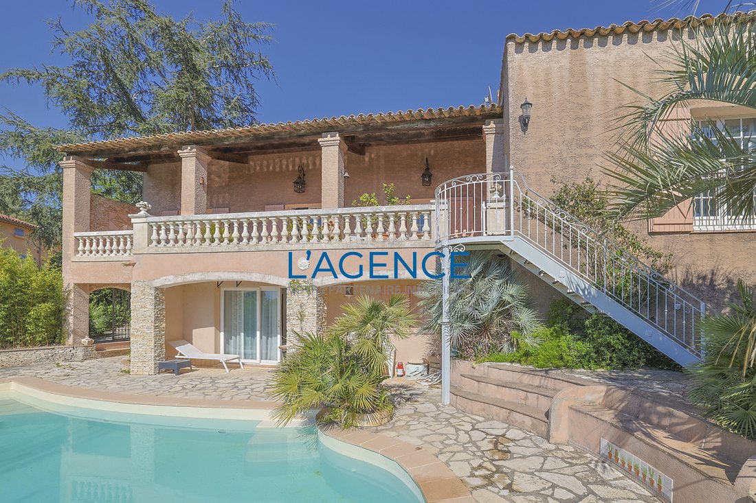 Villa in Hyeres, Provence-Alpes-Côte d'Azur, France 1 - 17497156