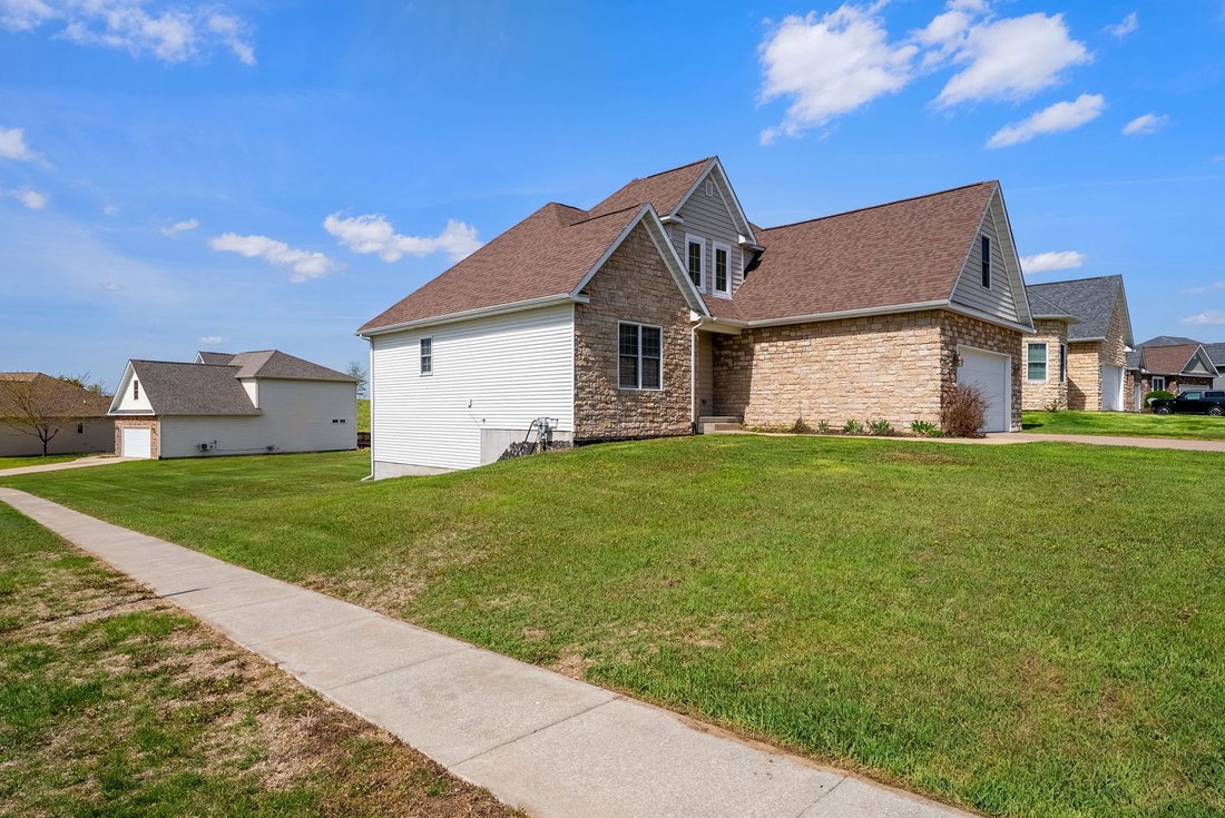 House in Le Claire, Iowa, United States 3 - 17744327