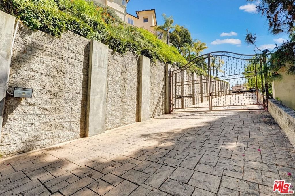 House in Burbank, California, United States 4 - 17747075