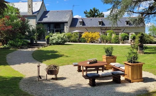 Estate in Les Rosiers-sur-Loire, Gennes-Val-de-Loire, France 1