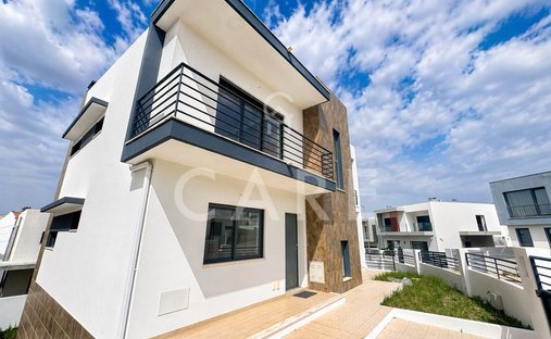 House in Laranjeiro e Feijo, Setubal, Portugal 1