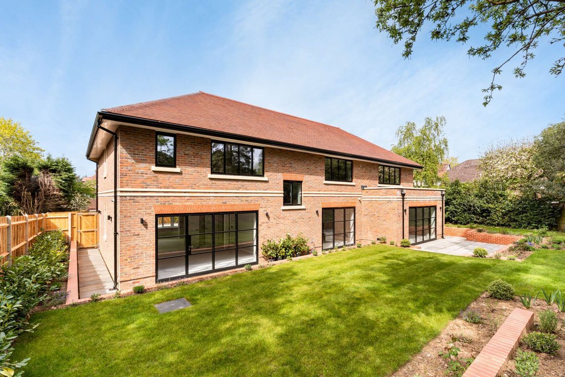 House in Guildford, England 5 - 17618185