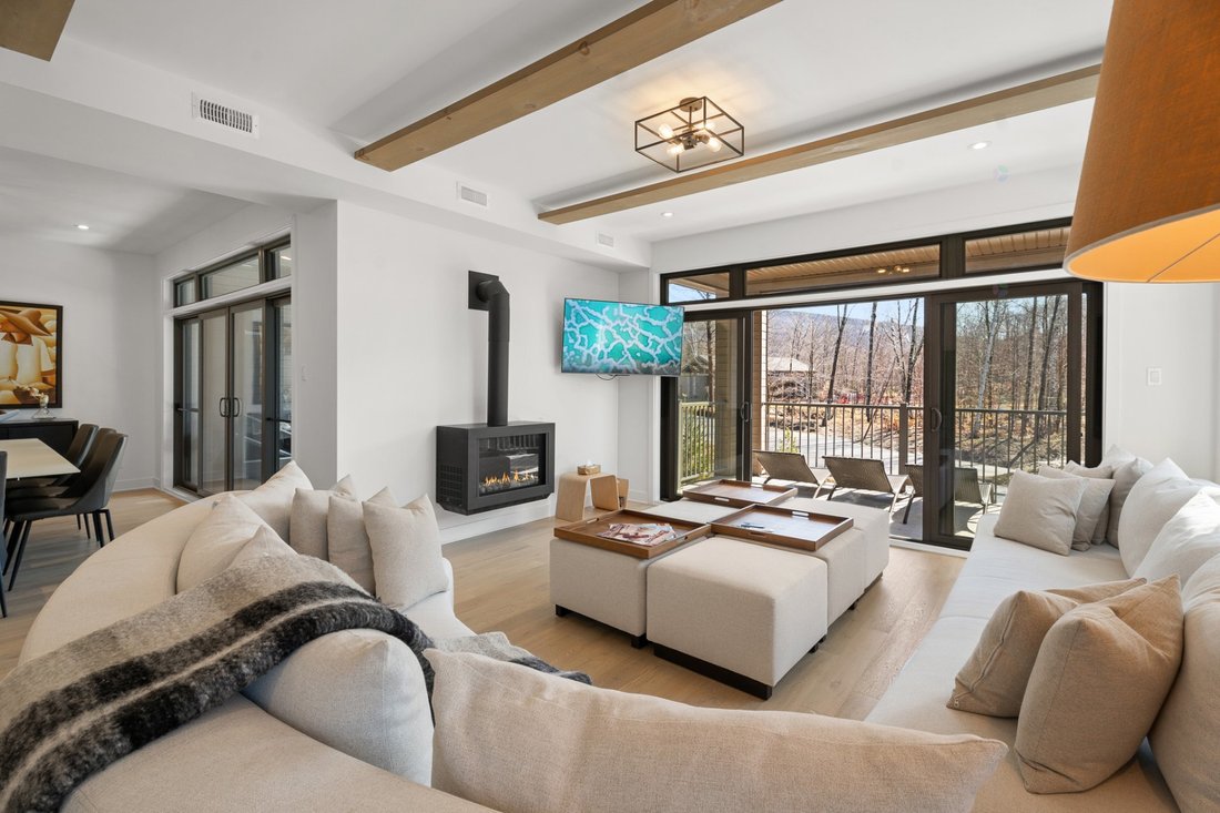 Condo in Mont-Tremblant, Quebec, Canada 1 - 17749961