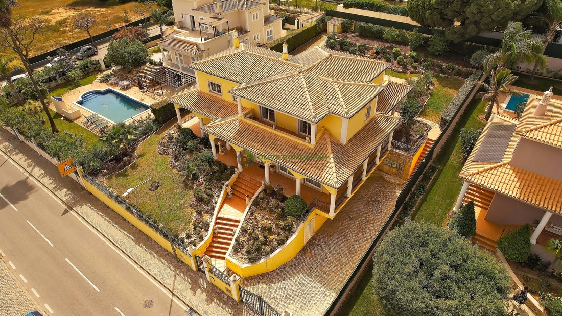Villa in Quarteira, Algarve, Portugal 1 - 17746179