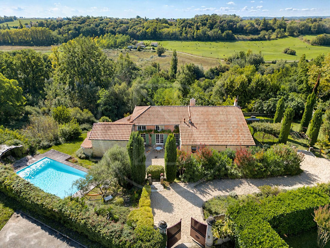 Villa in Branne, Nouvelle-Aquitaine, France 1 - 17749009