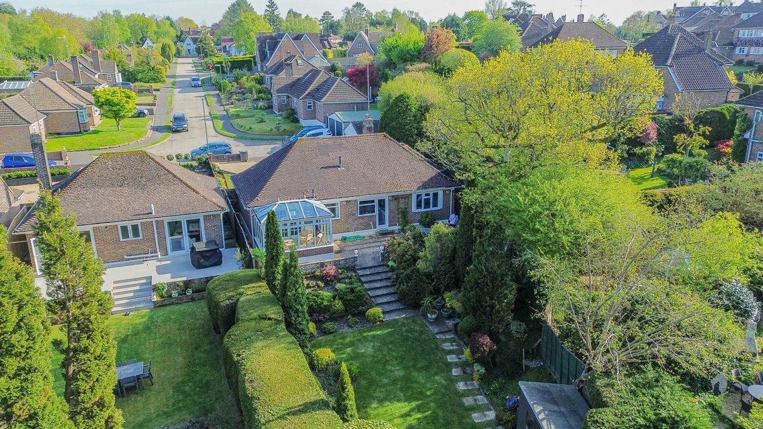 Bungalow in Haywards Heath, England 3 - 17436537