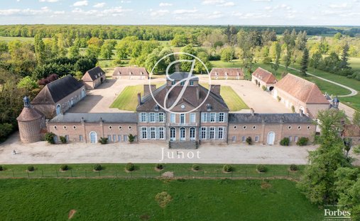 château à Moulins, Auvergne-Rhône-Alpes, France 1