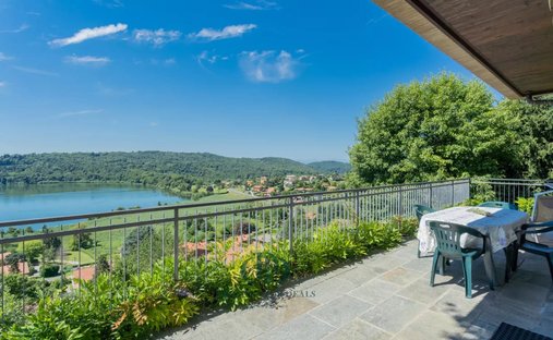 Villa in Montorfano, Lombardei, Italien 1