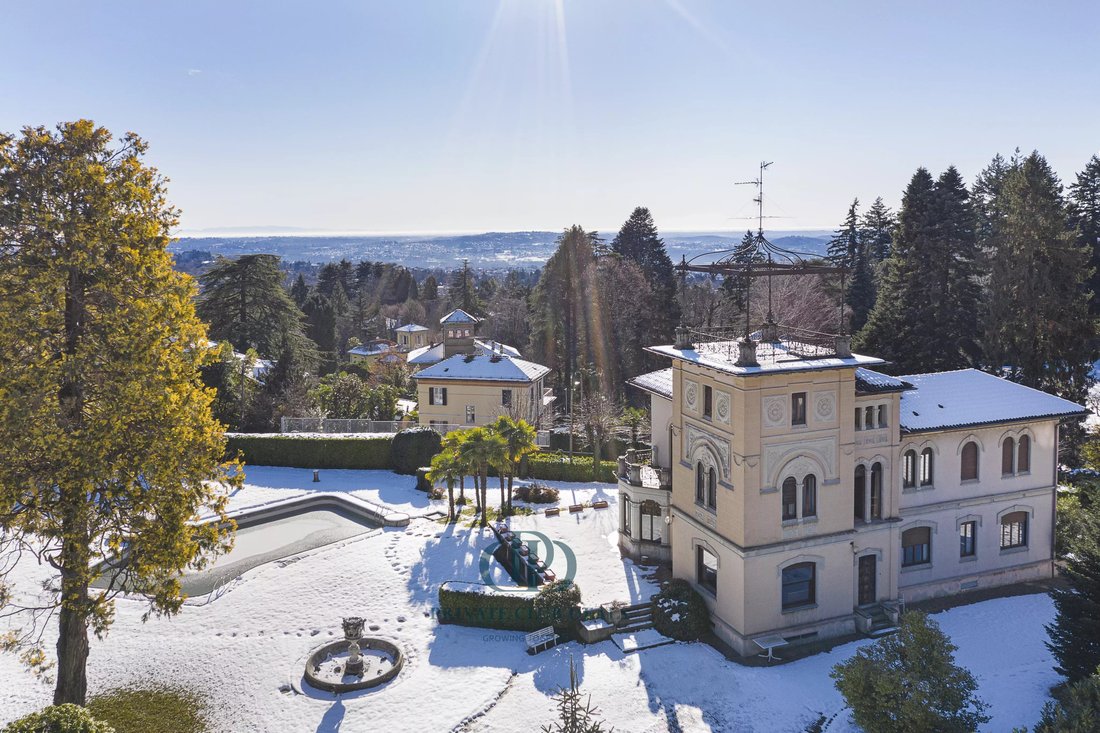 Villa in Center, Varese, Lombardy 1 - 11778928