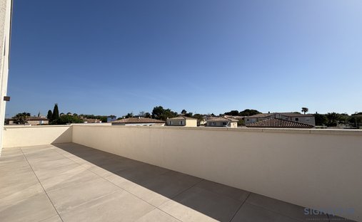 Apartment in Centre Ville, Castries, France 1